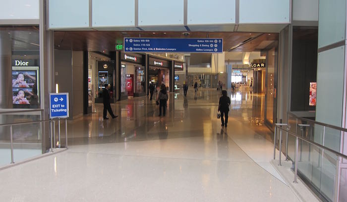 Emirates-Lounge-LAX-Airport-01