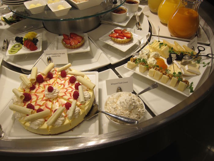 Emirates-Lounge-LAX-Airport-31