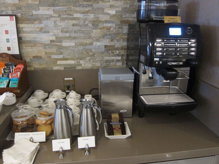 Emirates-Lounge-LAX-Airport-32