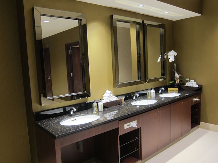 Emirates-Lounge-LAX-Airport-45