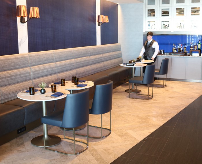 UnitedPolarisLoungeChicago0902